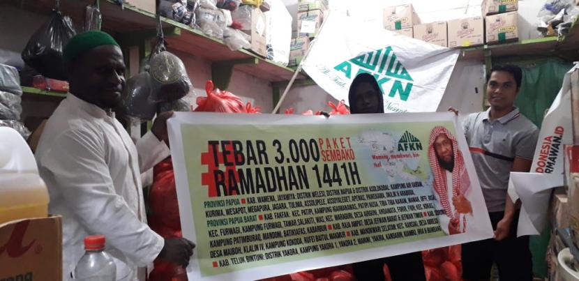 Al-Fatih Kaaffah Nusantara (AFKN) menyalurkan 3.000 paket sembako di Papua, Papua Barat dan Bekasi (Jawa Barat).