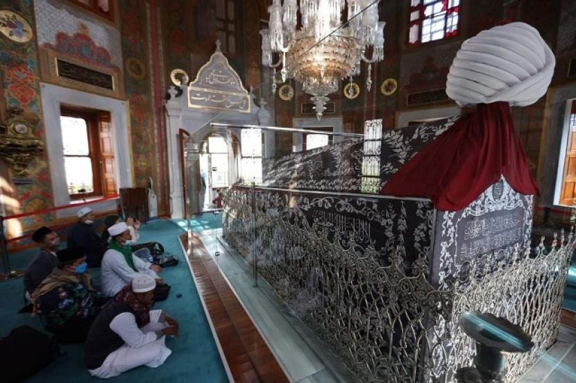 Ketua Komisi Fatwa MUI Jawa Timur, KH Maruf Khozin, berziarah ke Makam Sultan Al Fatih di Turki