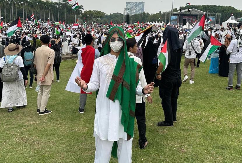  Al Ghazali bergabung dengan ribuan massa yang mengikuti aksi bela Palestina di Lapangan Monas, Jakarta, Ahad (5/11/2023).