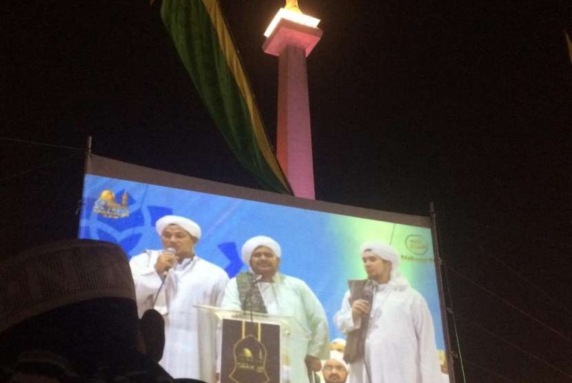 Al Habib Umar bin Hafidz dari Hadramaut saat menyampaikan ceramahnya saat Tabligh Akbar Majelis Rasulullah di Monas, Jakarta, Senin (8/10).