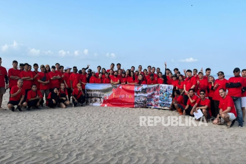 Al Jazeerah Signature Bali merayakan ulang tahun kedua dengan bersih-bersih di Pantai Double Six, Seminyak, Bali.