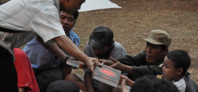 Al Quran wakaf untuk pengamen dan anak jalanan.