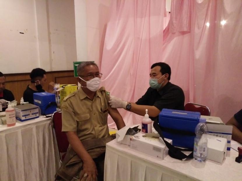 Salah seorang guru di Kota Sukabumi menjalani vaksinasi Covid-19 di Gedung Juang 45, Senin (8/3)
