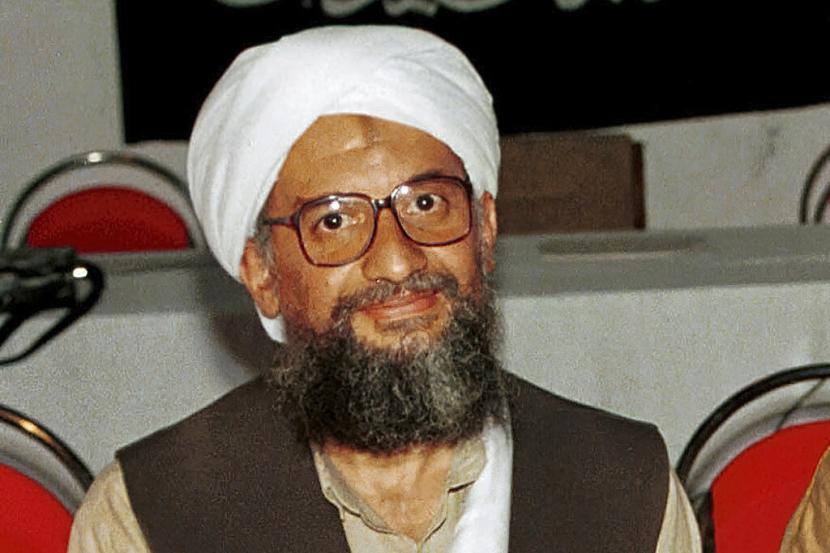 alam file foto 1998 yang tersedia pada 19 Maret 2004, Ayman al-Zawahri berpose untuk foto di Khost, Afghanistan. Al-Zawahri, pemimpin tertinggi al-Qaeda, dibunuh oleh AS selama akhir pekan di Afghanistan. Presiden Joe Biden dijadwalkan untuk berbicara tentang operasi pada Senin malam, 1 Agustus 2022, dari Gedung Putih di Washington.