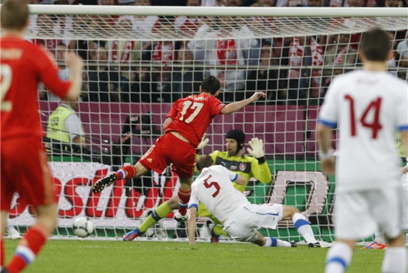 Alan Dzagoyev (tengah), pemain timnas Rusia, melepaskan tembakan membobol gawang Petr Cech, kiper timnas Republik Ceska, dalam laga Grup A Piala Eropa 2012 di Wroclaw, Polandia, Jumat (8/6). 