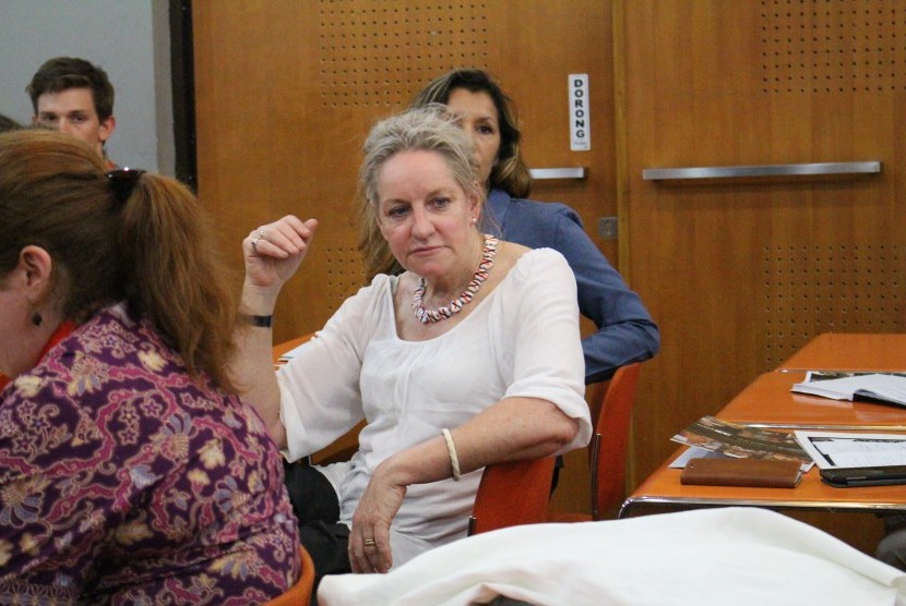 Alannah MacTiernan, anggota Parlemen asal Australia Barat, mengikuti sesi diskusi yang membahas tantangan hubungan Australia-Indonesia, dalam peringatan 20 tahun ACICIS di UGM Yogyakarta.
