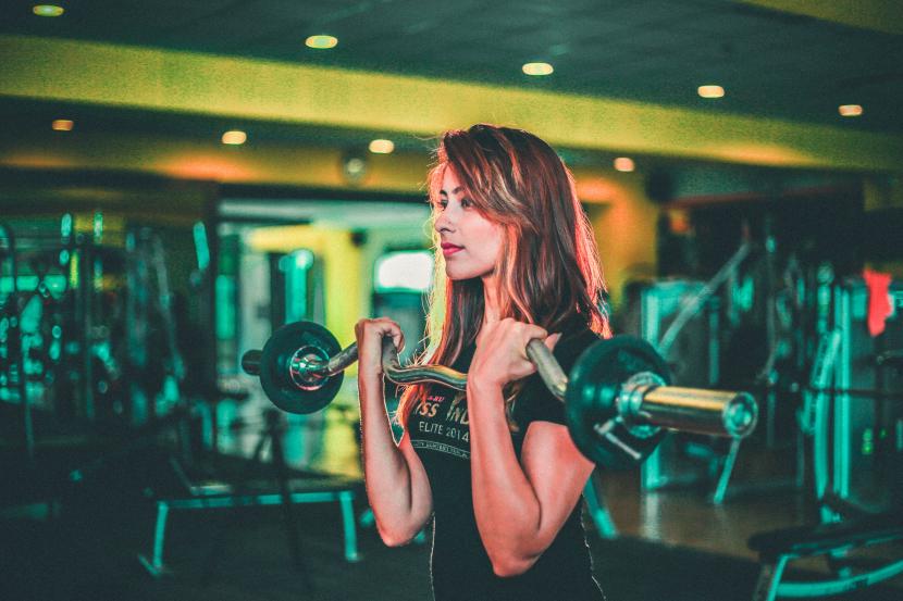 Alasan utama perempuan disarankan olahraga angkat beban tidak berbeda dengan alasan untuk pria, yaitu karena membangun otot baik.