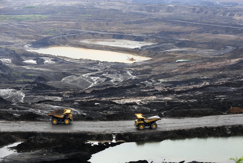 Alat-alat berat dioperasikan di pertambangan Bukit Asam yang merupakan salah satu area tambang terbuka (open-pit mining) batu bara terbesar PT Bukit Asam Tbk di Tanjung Enim, Lawang Kidul, Muara Enim, Sumatra Selatan, Sabtu (5/11).