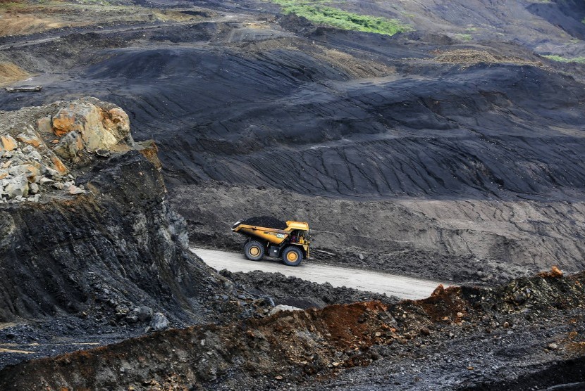 Alat-alat berat dioperasikan di pertambangan Bukit Asam yang merupakan salah satu area tambang terbuka (open-pit mining) batu bara terbesar PT Bukit Asam Tbk di Tanjung Enim, Lawang Kidul, Muara Enim, Sumatra Selatan, Sabtu (5/11).(ANTARA FOTO/Nova Wahyudi)