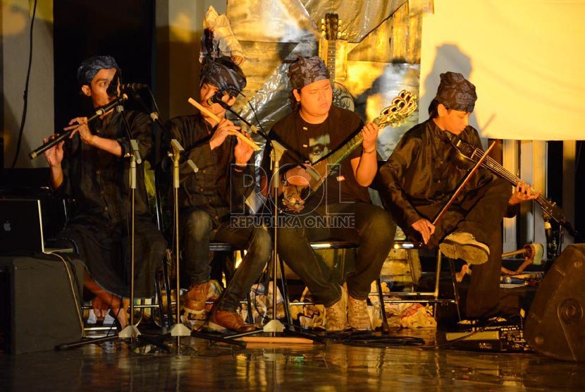  Alat-alat musik karya Dodong Kodir pada 'Gelar Lungsuran Daur Harmoni Sampah Eksperimentasi Alat Musik Dodong Kodir’ di Taman Budaya Jabar, Bandung, Sabtu (9/11) malam. (Republika/Edi Yusuf)
