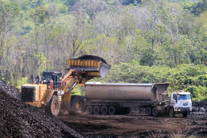 Alat berat beroperasi di kawasan penambangan batu bara Desa Sumber Batu, Kecamatan Meureubo, Aceh Barat, Aceh, Rabu (8/7/2020). Kementerian ESDM menetapkan Harga Batu bara Acuan (HBA) Juli 2020 sebesar US$52,16 per ton turun sebesar US$0,82 per ton atau 1,54 persen dibandingkan Juni 2020 sebesar US$52,98 per ton, penurunan tersebut disebabkan minimnya permintaan ekspor batu bara untuk pasar global khusunya China dan India. 