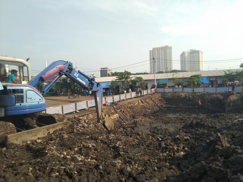 Alat berat dan warga sedang melakukan proses ekskavasi di Kampung Akuarium, Jakarta Utara, Jumat (24/7). Ekskavasi ini dilakukan karena diduga terdapat laboratorium kelautan peninggalan Belanda di dalamnya.