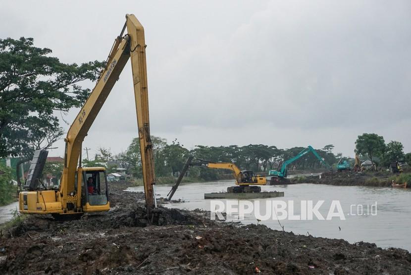 Alat berat difungsikan dalam pengerukan tanah lumpur di Kali Banger, Pekalongan, Jawa Tengah, Kamis (13/2/2022). Pemerintah setempat melakukan normalisasi sungai itu dengan melakukan pengerukan endapan lumpur untuk menanggulangi banjir yang terjadi di Kota Pekalongan. 