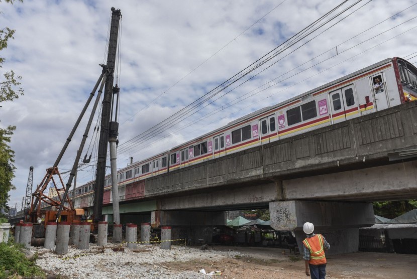 Alat berat digunakan untuk membangun pondasi pada proyek rel kereta api dwiganda (DDT) Paket A Manggarai-Jatinegara di kawasan Menteng, Jakarta, Rabu (28/12).