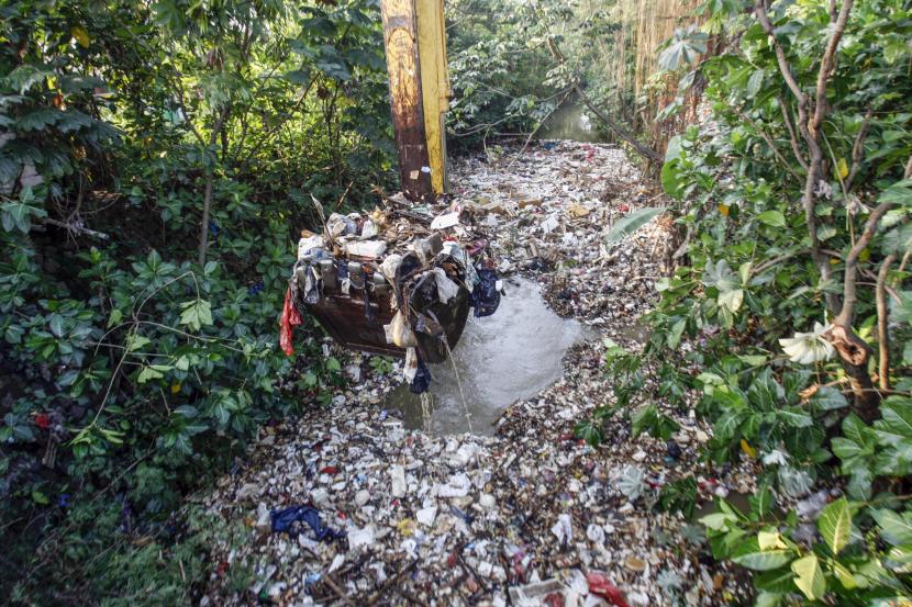 Alat berat digunakan untuk membersihkan sampah menumpuk di Kali Baru, Cibinong, Kabupaten Bogor, Jawa Barat, Kamis (26/8/2021). Kegiatan membersihkan sampah yang menumpuk tersebut untuk mengurangi sampah di sungai dan mencegah bencana banjir.