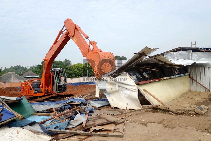 Alat berat digunakan untuk menertibkan lapak Pedagang Kaki Lima (PKL) di kawasan bekas Terminal Lebak Bulus yang dalam pengerjaan proyek Terminal MRT, Jakarta Selatan, Rabu (10/6).(Republika/Yasin Habibi) 