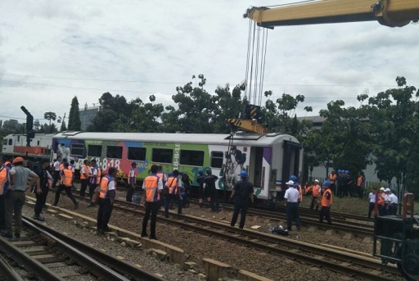Alat berat dikerahkan untuk mengevakuasi gerbong kereta yang anjlok di Stasiun Bandung, Rabu (24/1).