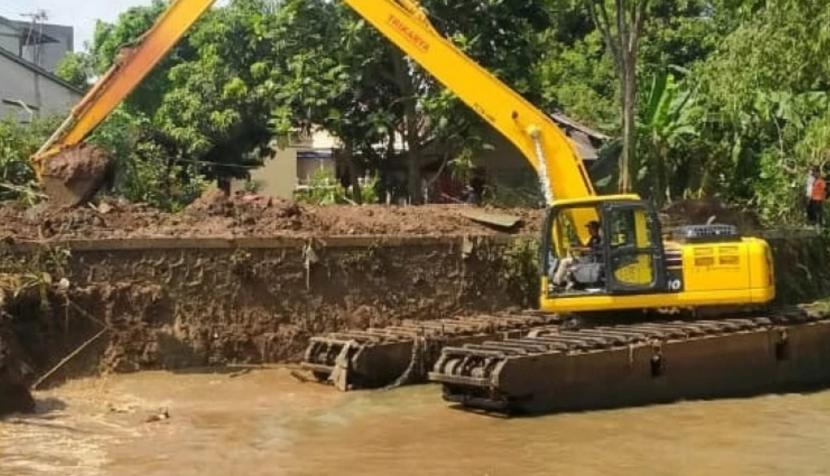 Alat berat dikerahkan untuk menormalisasi sungai yang mengalir di Kota Depok, Jawa Barat.