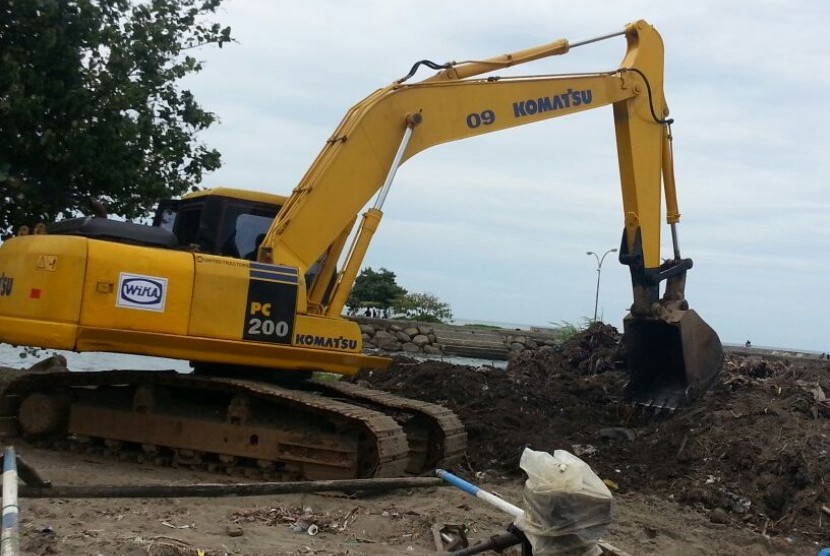 Alat berat diturunkan untuk bersih-bersih pantai Padang.