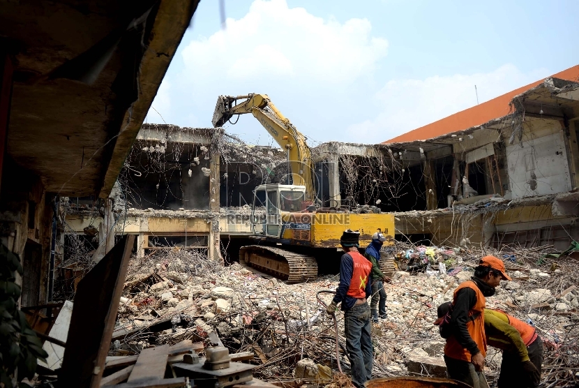 Alat berat melakukan pembongkaran Pasar Benhil, Jakarta Pusat, Jumat (21/8).   (Republika/Wihdan)