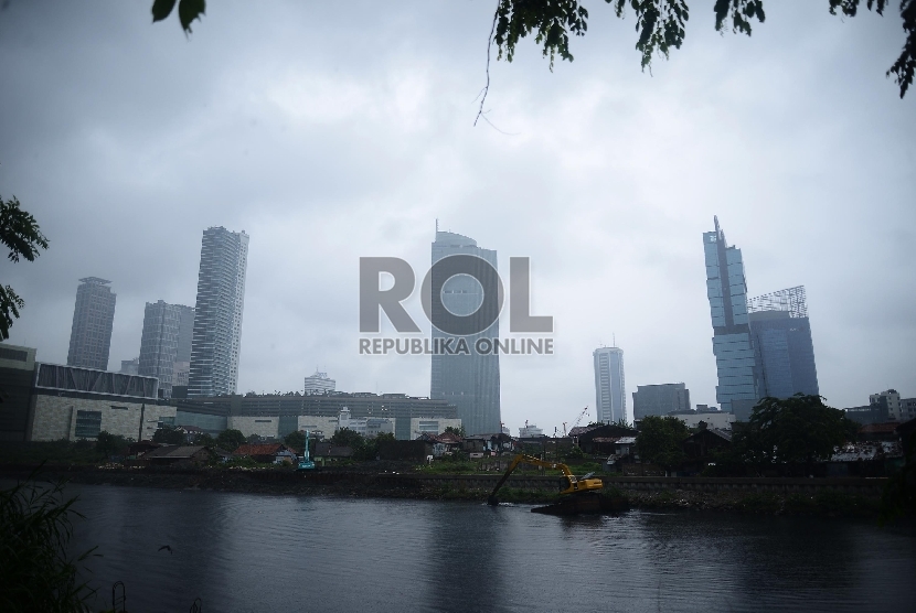 Alat berat melakukan pendangkalan di Waduk Melati, Jakarta Pusat, Senin (19/1). (Republika/Raisan Al Farisi)