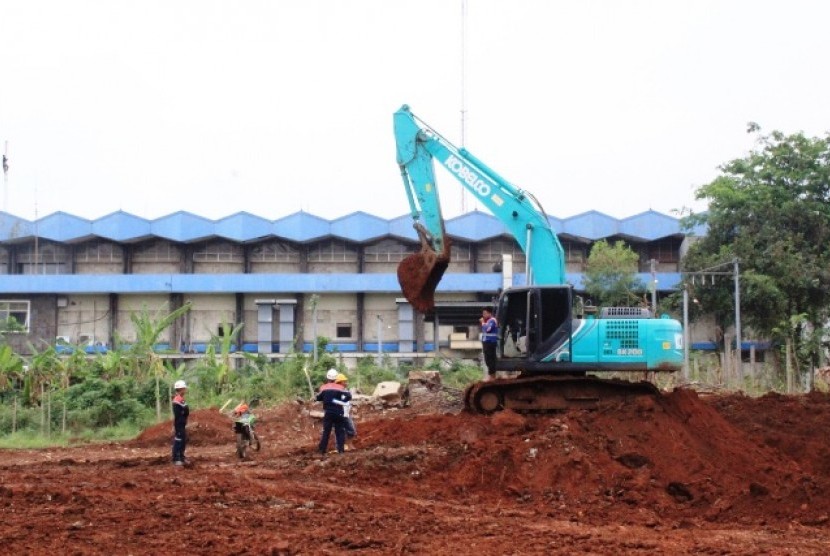 Alat berat melakukan penertiban lahan UIII di Kota Depok, Jawa Barat, Rabu (13/11)
