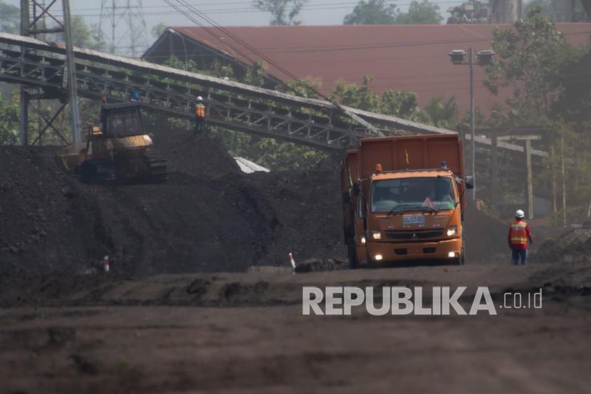 Alat berat membawa muatan batubara di kawasan tambang airlaya milik PT Bukit Asam Tbk di Tanjung Enim, Muara Enim, Sumatera Selatan, Selasa (16/11/2021). PT Bukit Asam Tbk menargetkan produksi batubara hingga akhir 2021 sebanyak 30 juta ton.