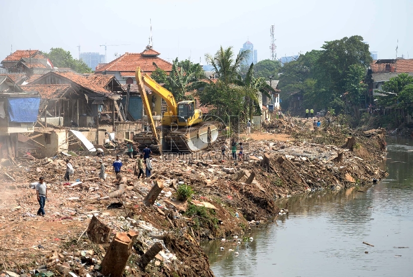 Alat berat membersihkan puing rumah usai pembongkaran paksa, Kampung Pulo, Jakarta, Ahad (23/8). (Republika/WIhdan)