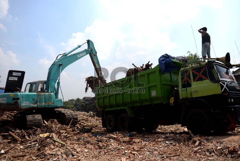 Alat berat membersihkan puing rumah usai pembongkaran paksa, Kampung Pulo, Jakarta, Ahad (23/8). (Republika/WIhdan)