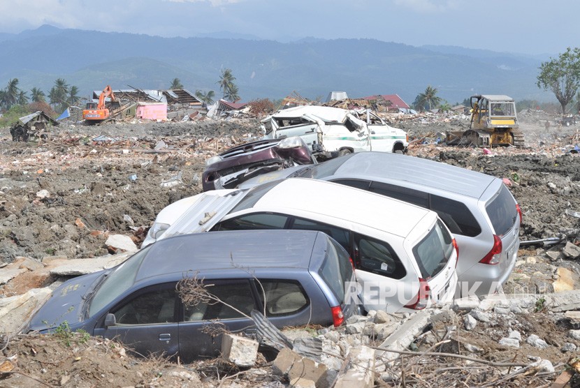 Alat berat membersihkan sisa bangunan dan meratakannya dengan tanah di area bekas gempa dan pencairan tanah (likuefaksi) di Kelurahan Petobo, Palu, Sulawesi Tengah, Rabu (31/10). 