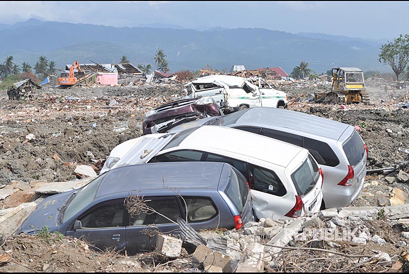 Alat berat membersihkan sisa bangunan dan meratakannya dengan tanah di area bekas gempa dan pencairan tanah (likuifaksi) di Kelurahan Petobo, Palu, Sulawesi Tengah, Rabu (31/10). Lokasi yang hancur akibat gempa dan likuifaksi itu kini mulai dibersihkan dan diratakan untuk mengurangi trauma warga.