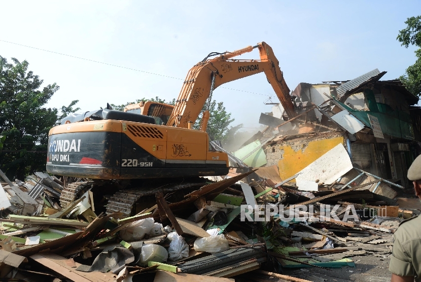 Alat berat membongkar permukiman warga di Rawajati, Jakarta, Kamis (1/9). 