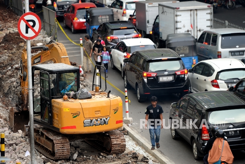 Alat berat membongkar trotoar di kawasan Tanah Abang, Jakarta, Selasa (5/9). 