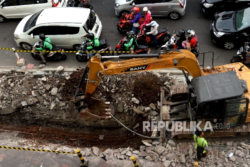 Alat berat membongkar trotoar di kawasan Tanah Abang, Jakarta, Selasa (5/9). 