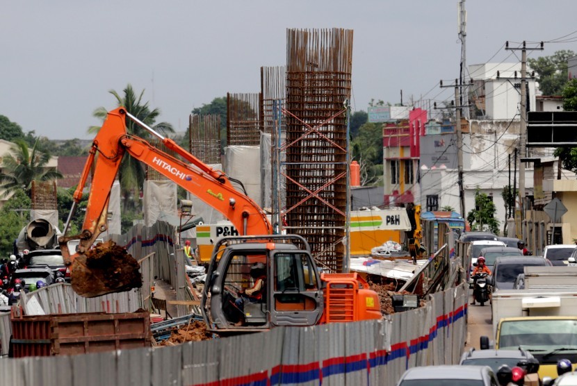 Alat berat memindahkan tanah di area proyek pembangunan proyek kereta api ringan / Light Rail Transit (LRT) di Jalan Kol H Barlian KM 6,5 Palembang, Sumatera Selatan, Jumat (12/2). 