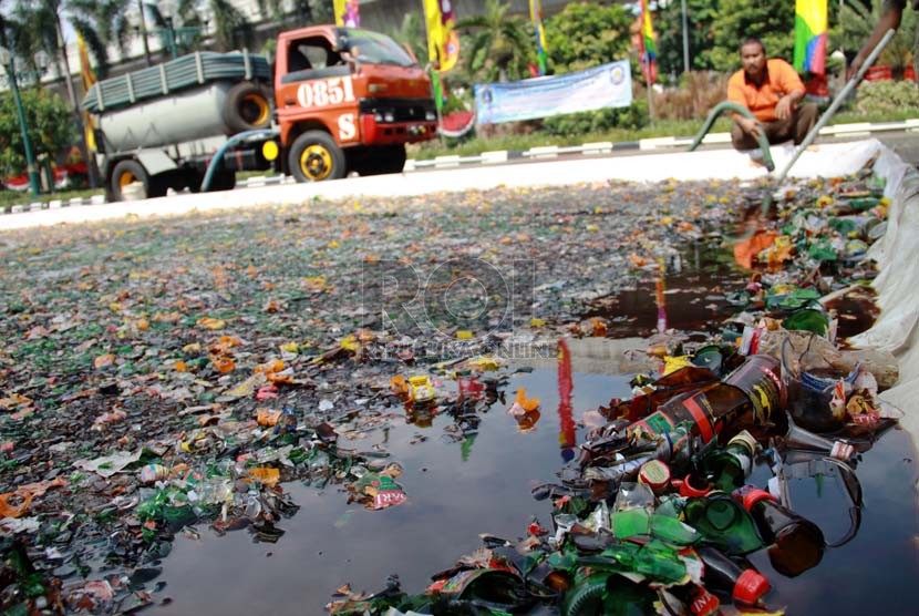  Alat berat memusnahkan belasan ribu botol minuman keras. (Republika/ Yasin Habibi)