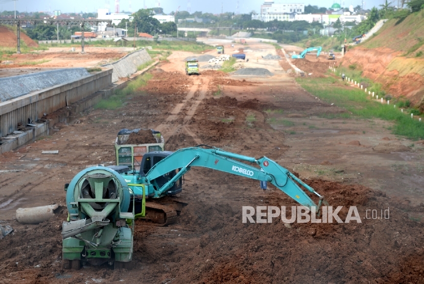 Alat berat mengerjakan proyek jalan tol. (ilustrasi)