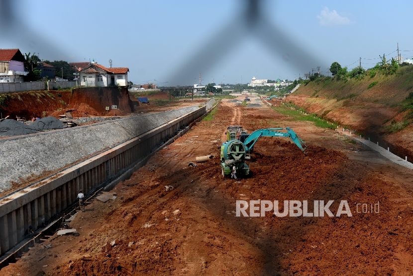 Alat berat mengerjakan proyek jalan Tol Cijago, Depok, Jawa Barat, Selasa (26/7).  (Republika/Wihdan)