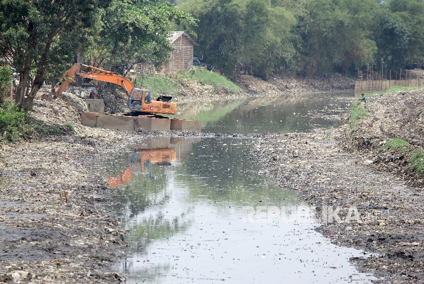 Alat berat mengeruk lumpur bercampur sampah di Sungai Citarum Lama, Kecamatan Bojongsoang, Kabupaten Bandung, Rabu (4/10).