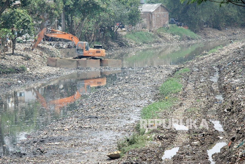 Alat berat mengeruk lumpur bercampur sampah di Sungai Citarum Lama, Kecamatan Bojongsoang, Kabupaten Bandung, Rabu (4/10). 