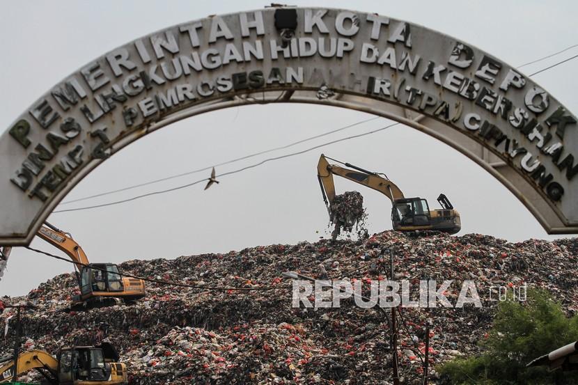 Alat berat mengeruk sampah di TPA Cipayung, Depok, Jawa Barat, Senin (17/5/2021). Dinas Lingkungan Hidup dan Kebersihan (DLHK) Kota Depok mengatakan selama lebaran Hari Raya Idul Fitri 1442 H volume sampah meningkat hingga 200 ton per hari. 