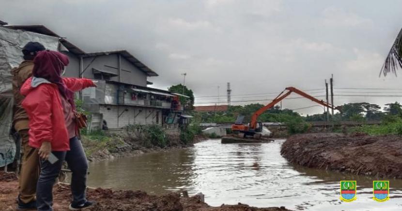 Alat berat mengeruk Sungai Srengseng di Kabupaten Bekasi, untuk menambah debit kapasitas air agar wilayah sekitarnya tidak banjir.