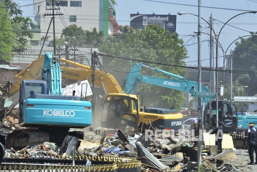 Alat berat menghacurkan bangunan pada eksekusi lahan, PT Kereta Api Indonesia (KAI), Jl Stasiun Barat, Kota Bandung, Selasa (26/7). (Mahmud Muhyidin)