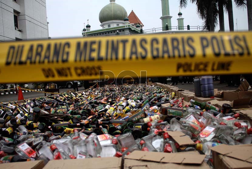  Alat berat menghancurkan ribuan minuman keras beralkohol di halaman Polres Jakarta Selatan, Jakarta, Senin (29/7). (Republika/ Yasin Habibi)