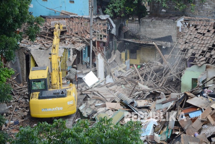 Alat berat menghancurkan rumah-rumah warga saat penggusuran pemukiman di lahan milik Pemkot Bandung yang akan dijadikan Rumah Deret, di kawasan Tamansari, Kota Bandung, Kamis (12/12).