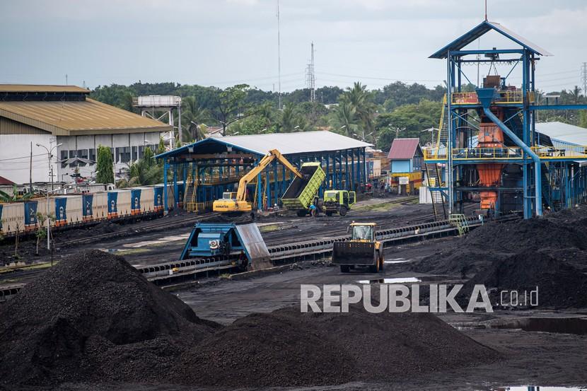 Alat berat merapikan tumpukan batu bara di area pengumpulan dermaga PT Bukit Asam Tbk di Palembang, Sumatera Selatan, Selasa (4/1/2022).