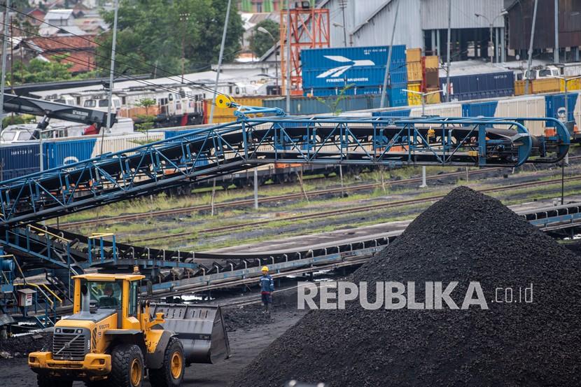 Alat berat merapikan tumpukan batu bara di area pengumpulan Dermaga Batu bara Kertapati milik PT Bukit Asam Tbk di Palembang, Sumatra Selatan, Selasa (4/1/2022) (ilustrasi).
