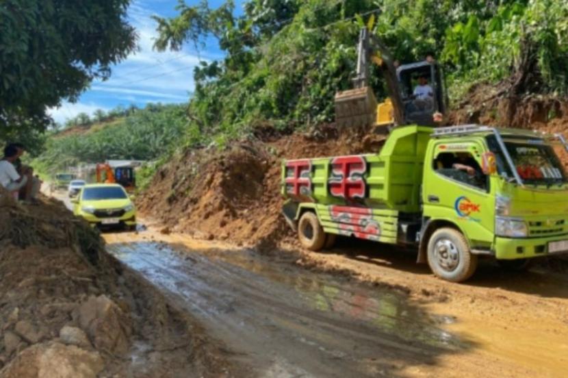 Alat berat pemerintah berupaya menyingkirkan longsor akibat hujan deras yang menutup jalan trans Sulawesi menghubungkan Mamuju ibukota Sulbar dan Provinsi Sulteng, di Kabupaten Mamuju Tengah, Rabu (01/5/2024)