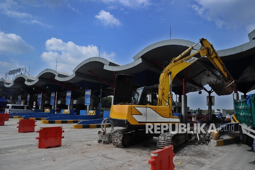 Alat berat sedang membongkar loket tiket di Gerbang Tol Cikopo, Cikampek, Ahad (12/6).  (Republika/ Tahta Aidilla)