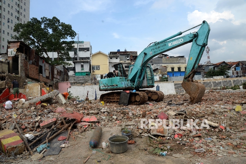   Alat berat sudah berada di lokasi penggusuran di kawasan Kampung Melayu Kecil, Bukit Duri, Jakarta, Selasa (27/9).
